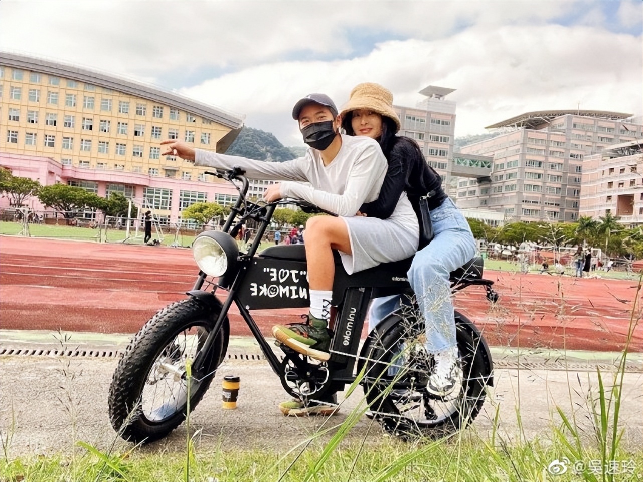 曹格11岁女儿近照曝光，染发戴戒指还化妆颜值加分，气质却遭吐槽