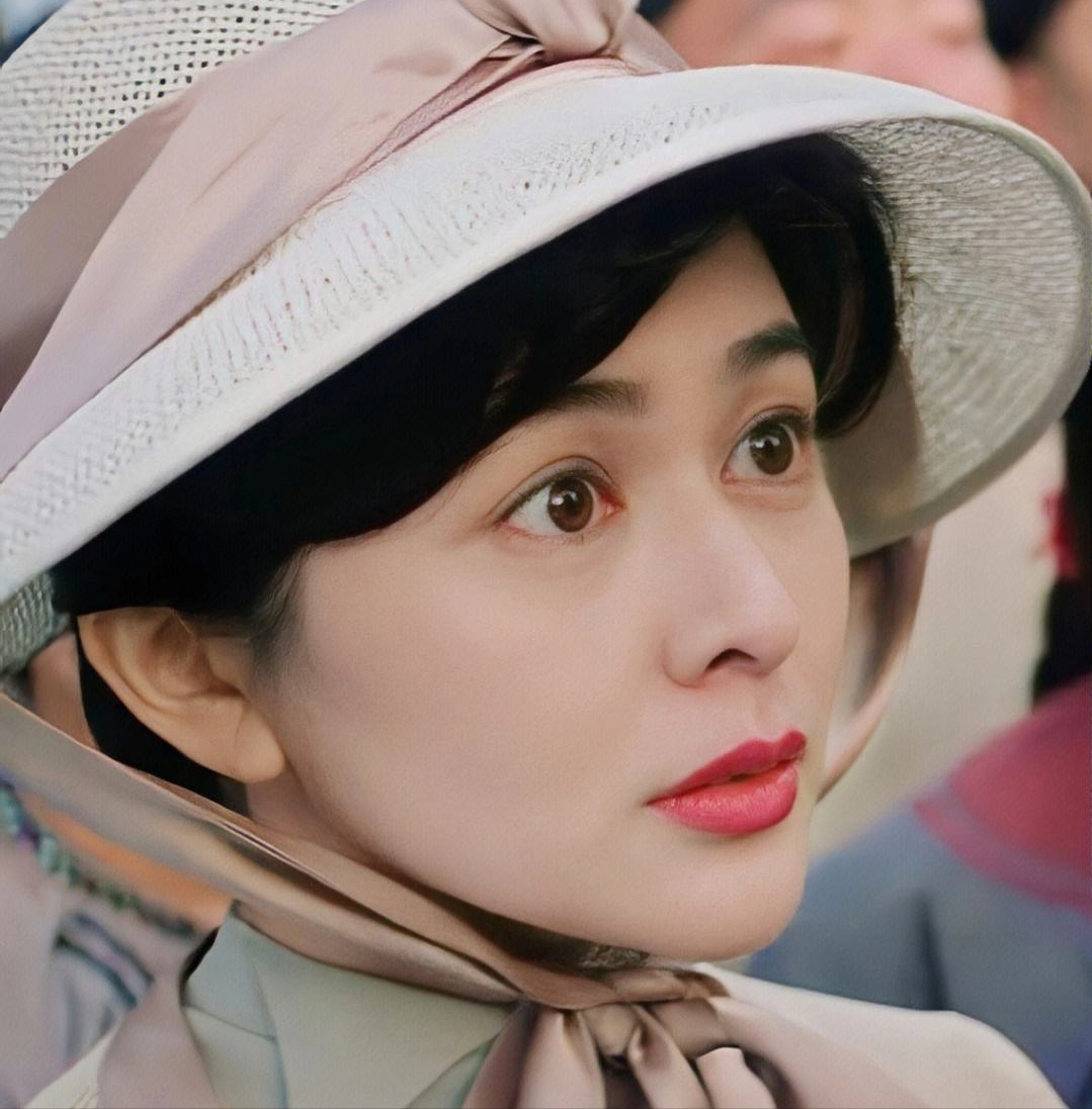 但相对于戏里的故事曲折,关之琳的感情经历似乎更为"精彩".