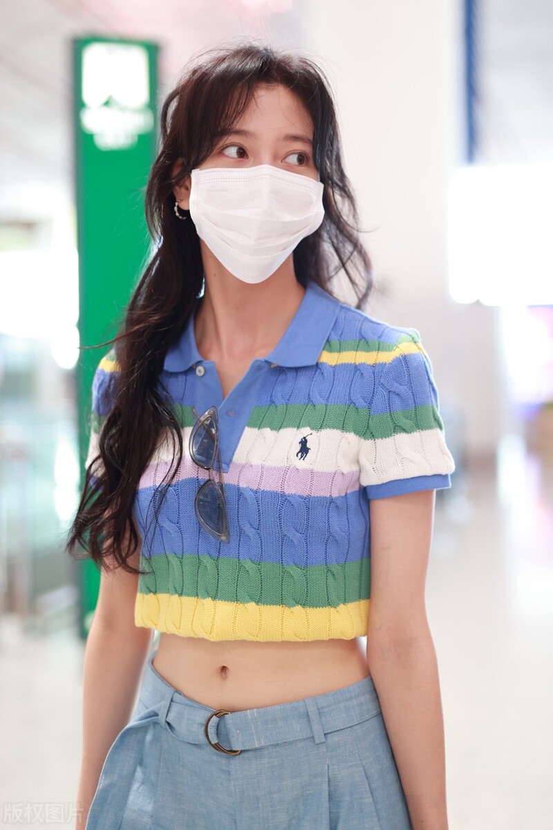 街拍：宋妍霏Ralph lauren条纹polo蓝色阔腿裤时尚休闲