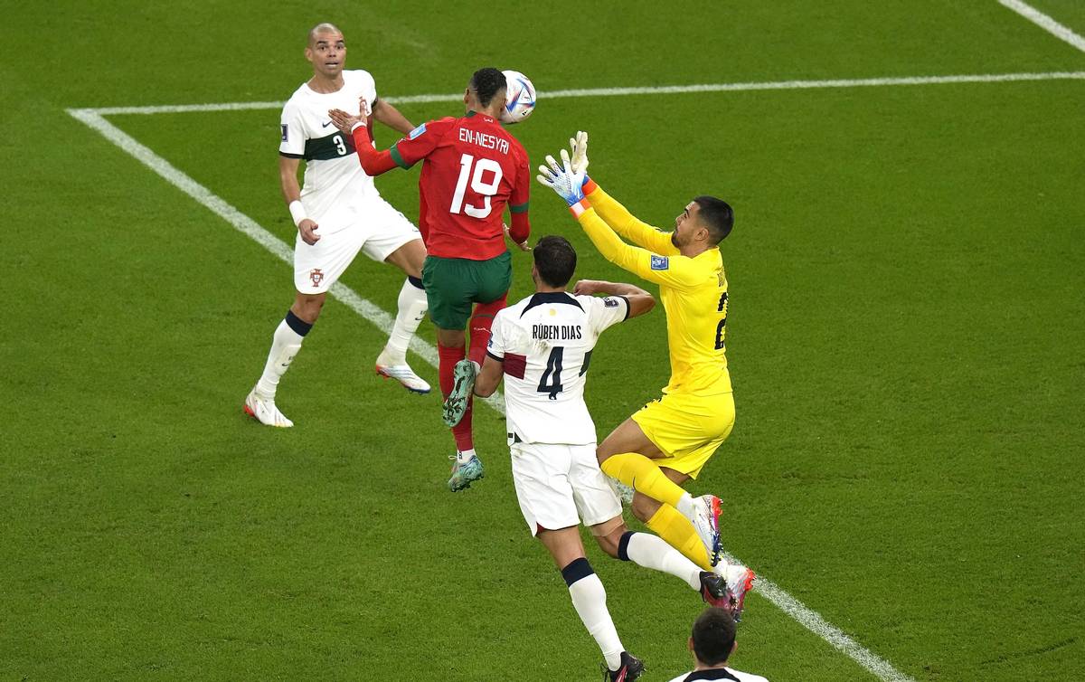 葡萄牙vs摩洛哥回看(葡萄牙0-1摩洛哥爆冷出局！C罗B费面色铁青，范志毅预测被打脸了)