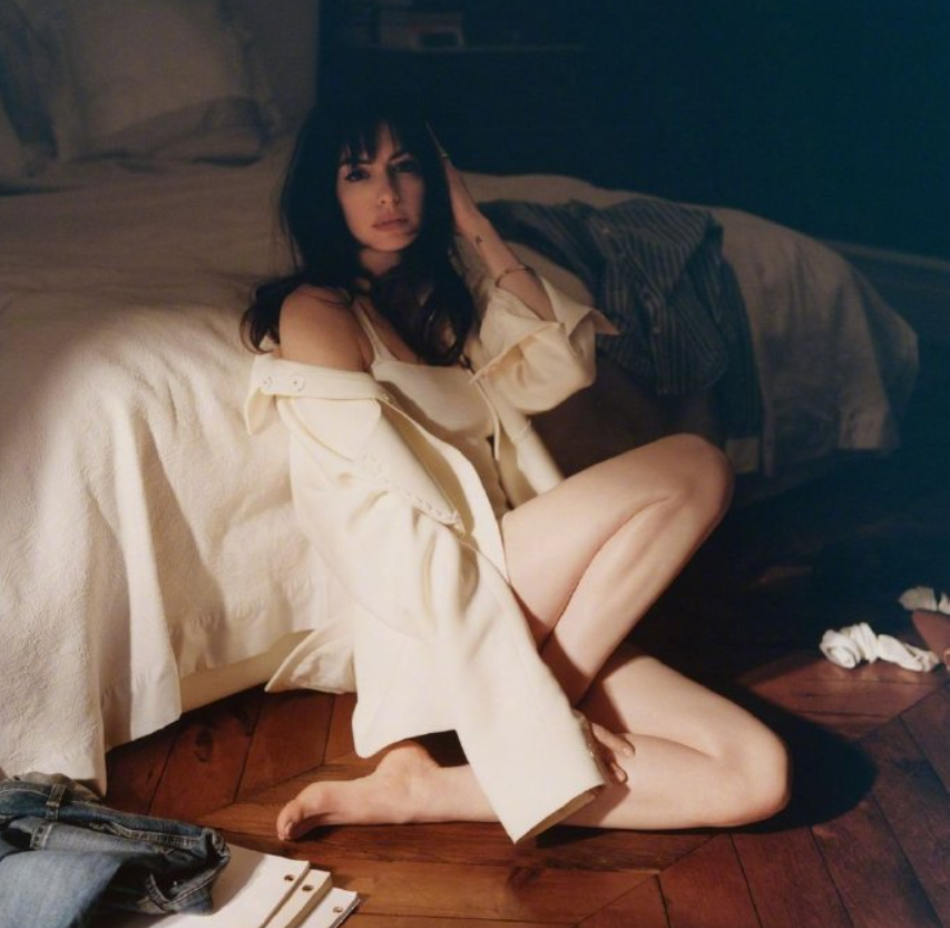 39岁的安妮·hezavi拍了性感的照片！躺在床上，白脚，外套半肩挎包的小露香肩