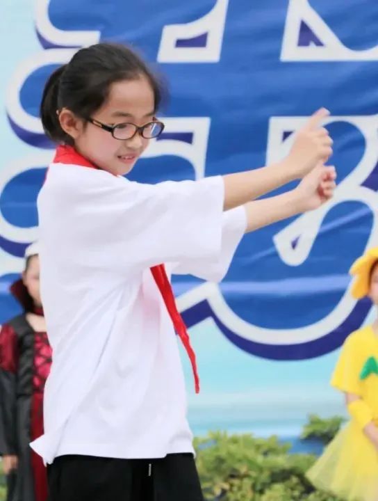 成都市双流区实验小学外国语学校兰花中队进行升旗仪式班级展示