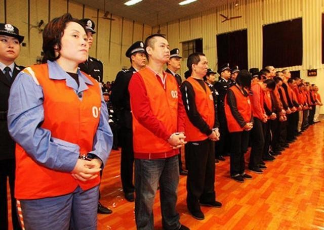 当代“武则天”谢才萍：黑帮女老大，同时包养16名男子，只为享乐