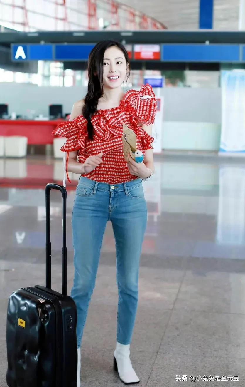 张天爱的机场秀 这件红上衣像花蝴蝶