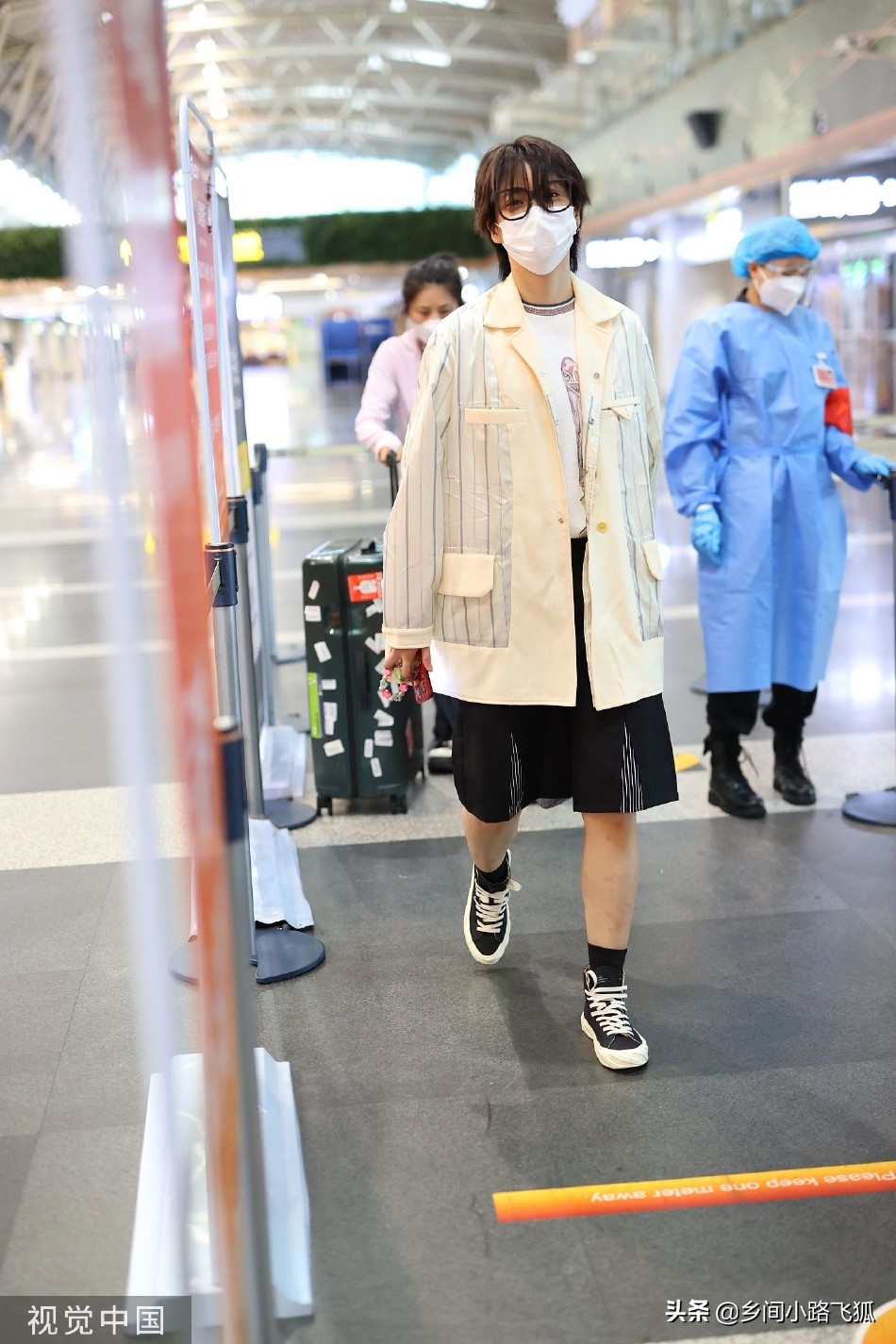 林凡刘海遮面现身机场 穿宽大外套戴框架眼镜显低调