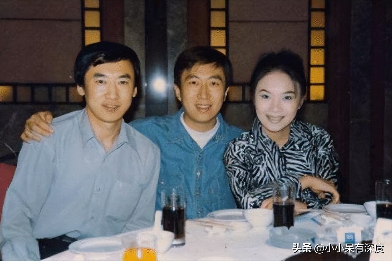 央视主持人陈伟鸿他今年55岁了老婆大人长相优雅端庄十分贤惠