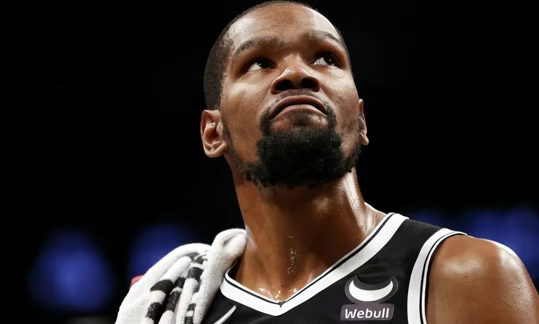 1分放眼历史上仅次于乔丹和艾弗森,得分能力非常出众,杰里韦斯特生涯