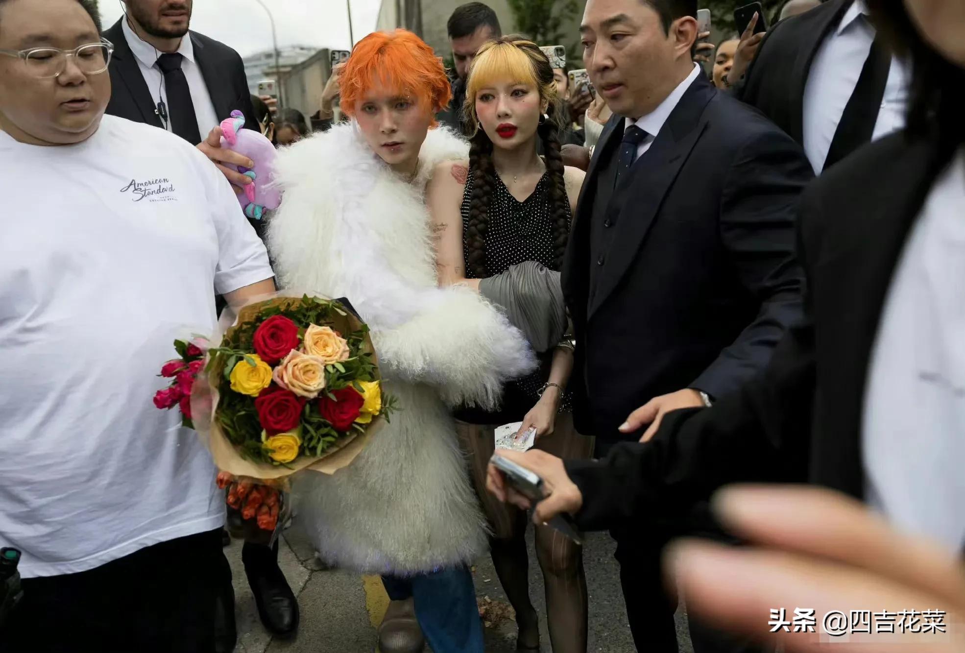 泫雅和男友出席巴黎时装周：一个像夏天，一个像冬天