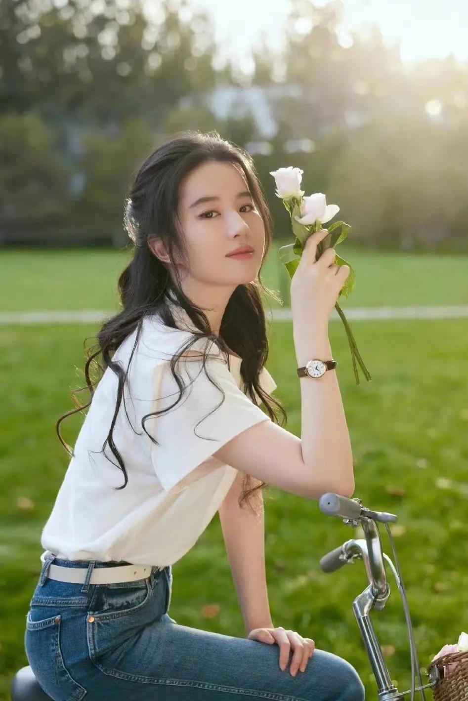 刘亦菲俏皮穿搭—别具一格，清雅脱俗，美到发光