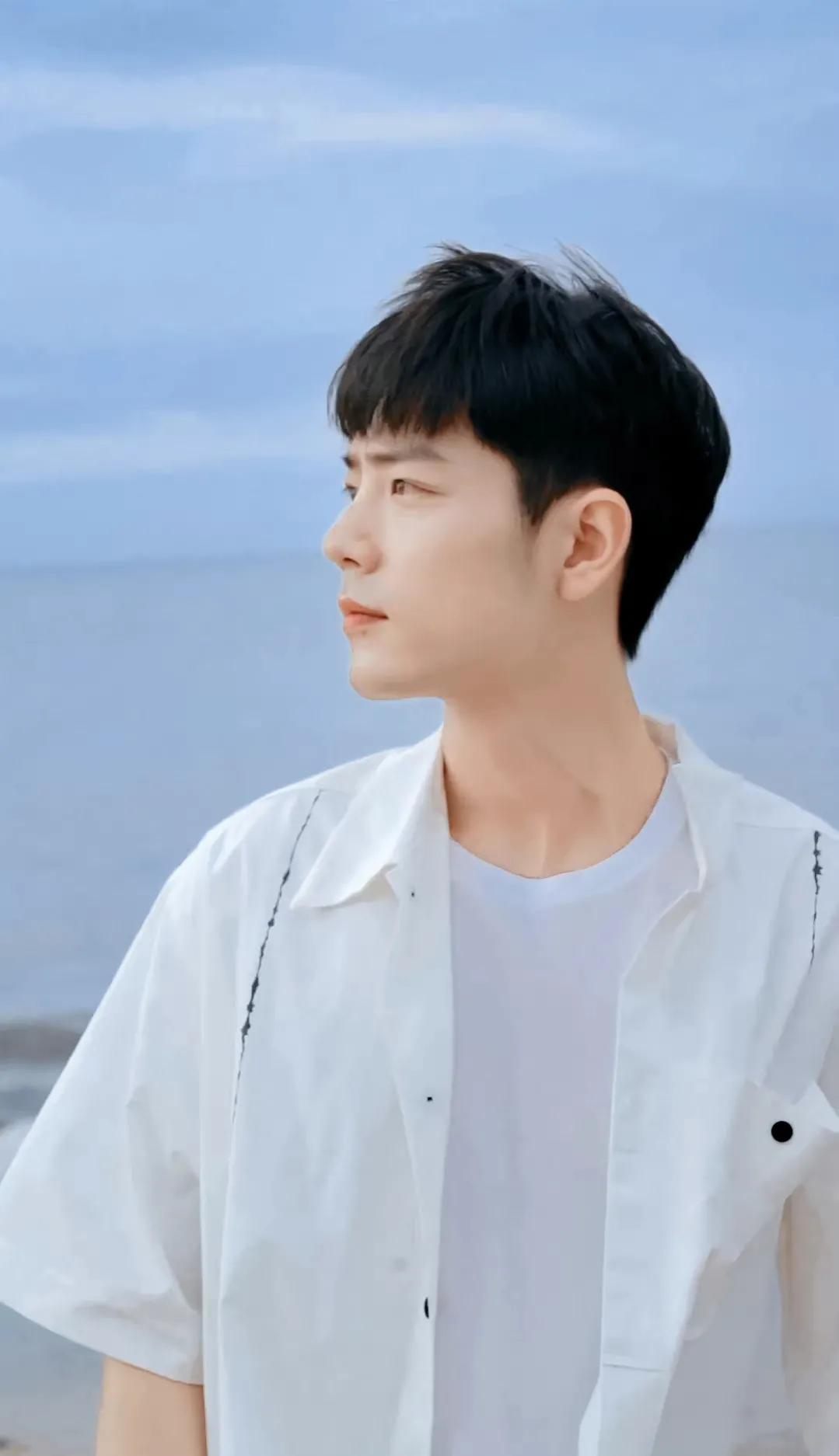 肖战海边大片花絮！白衬衫清爽帅气！笑容好甜好治愈
