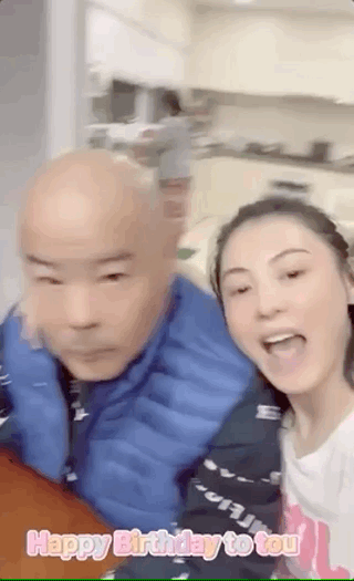 张柏芝陪次子打排球，自夸比他厉害，小Q身姿矫健越来越像哥哥