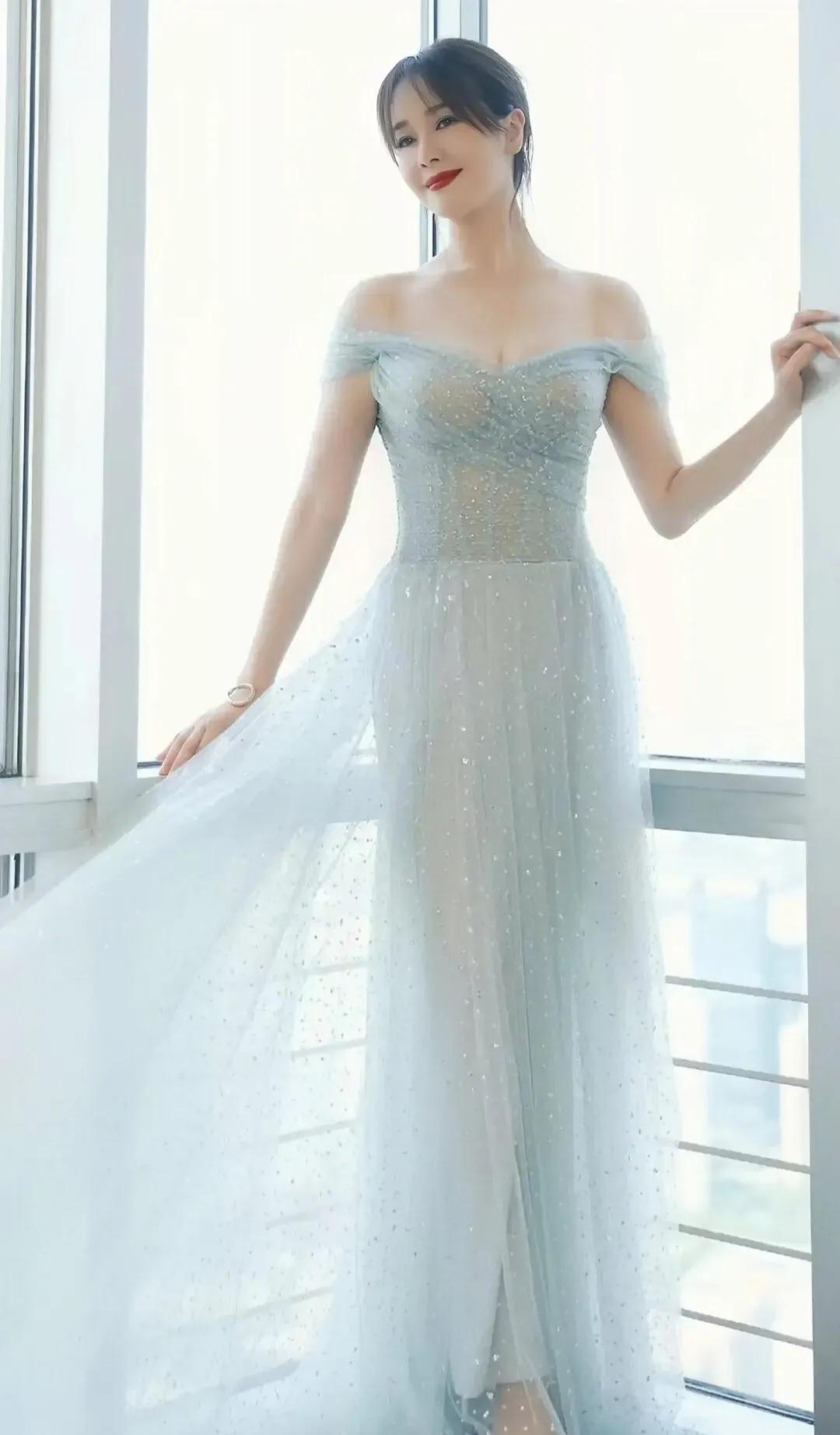 左小青腰肢柔软保养有道，美出高级感