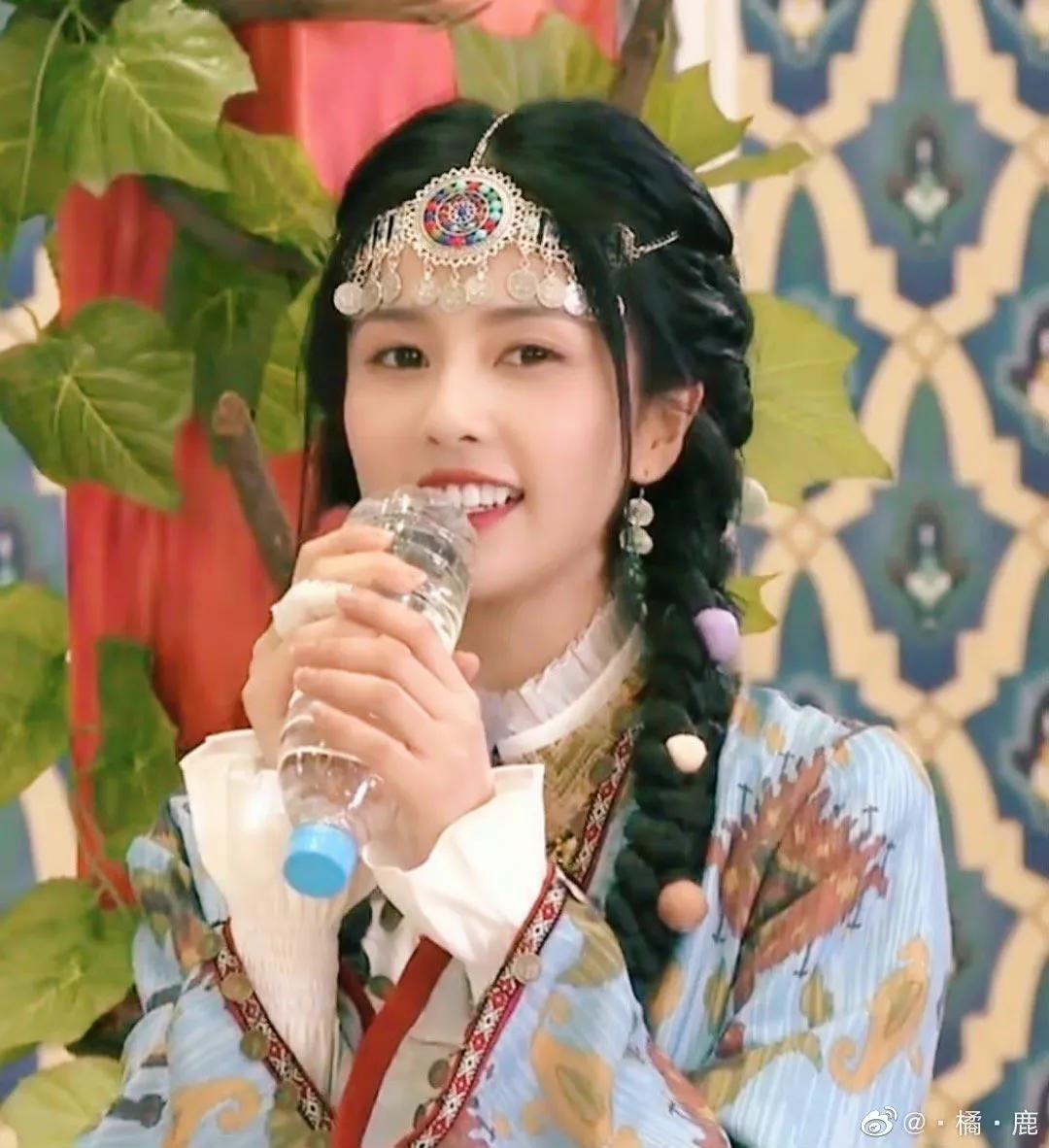 《奔跑吧》直播截图中的白鹿以及跑男新疆收官路透哦