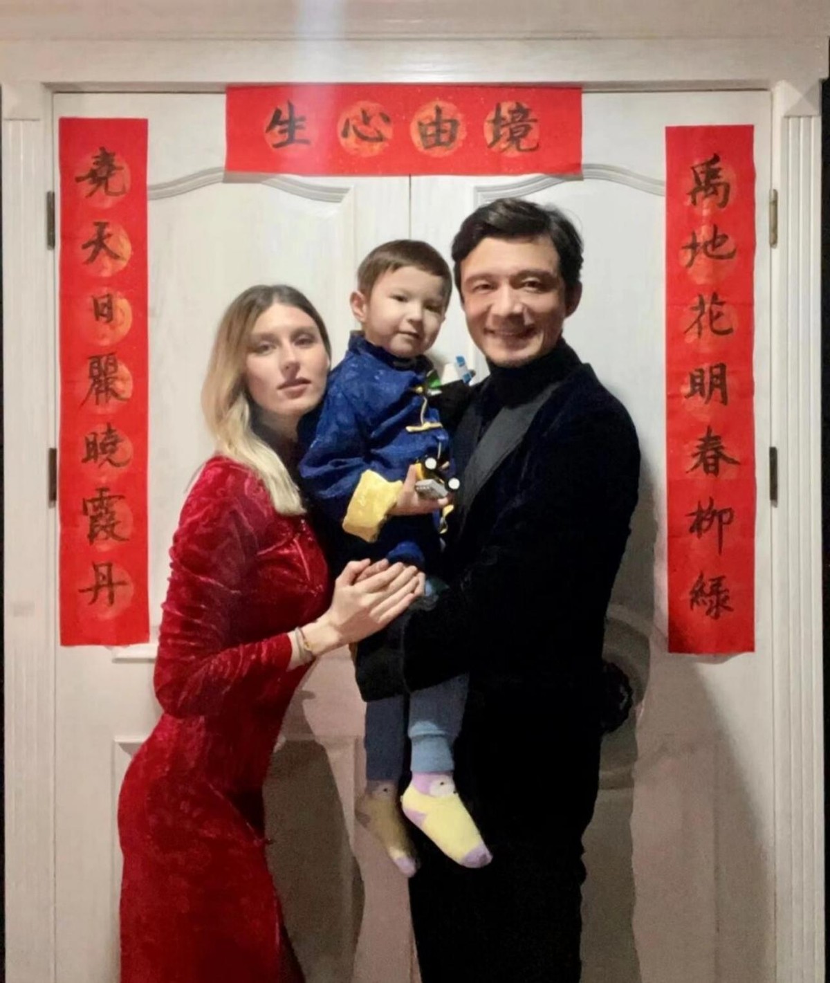 谢晖老婆多大(前国脚谢晖晒47岁庆生照，二婚洋老婆身材火辣，混血儿子长相随爸)