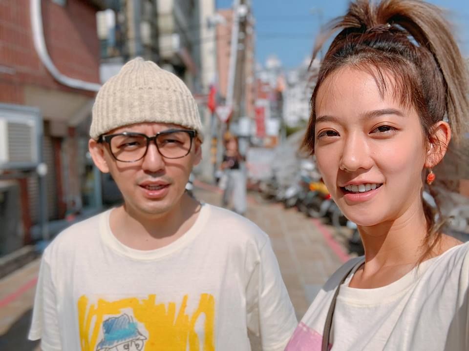 黄子佼和比自己小将近20岁的老婆孟耿如的亲密合照