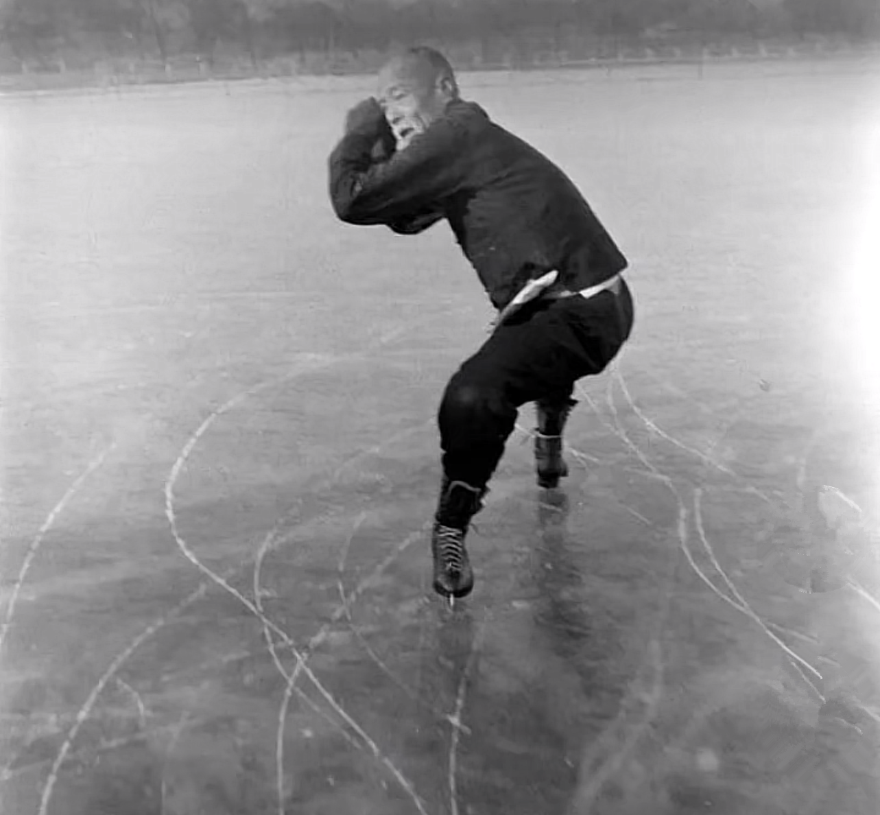 溜冰如何倒滑图解(百年前已有冰上运动会，末代皇帝溥仪也爱滑冰)