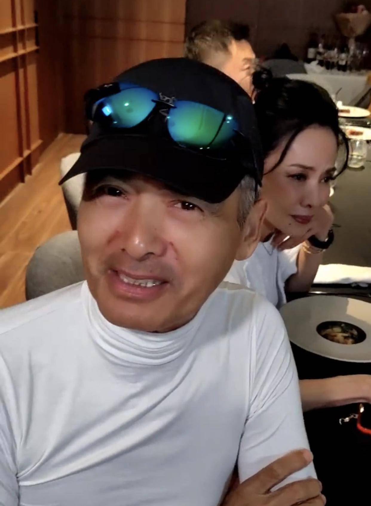 曾经谢贤也说过,周润发年轻的时候很会追女人并且非常的爱玩,在他二婚