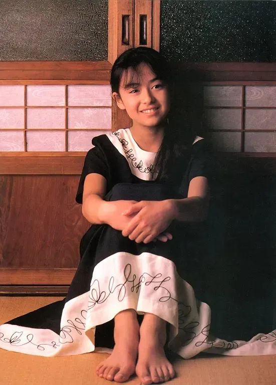 日本国民美少女始祖，曾和成龙一起主演电影！无数粉丝求她复出…