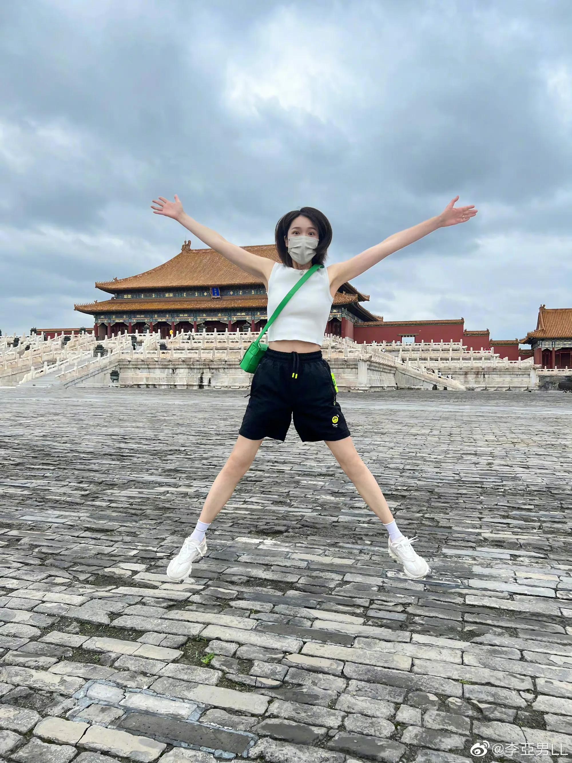 李亚男母女三人牵手游故宫画面有爱，gabby模仿妈妈跳起拍照太逗