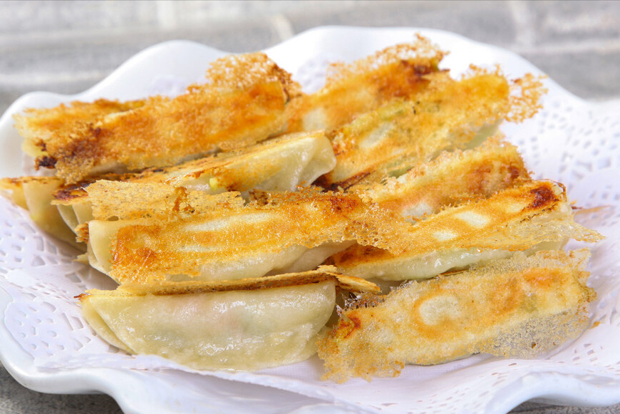 做脆皮锅贴,浇面粉水还是鸡蛋液?都不对,教你一招,酥脆有冰花