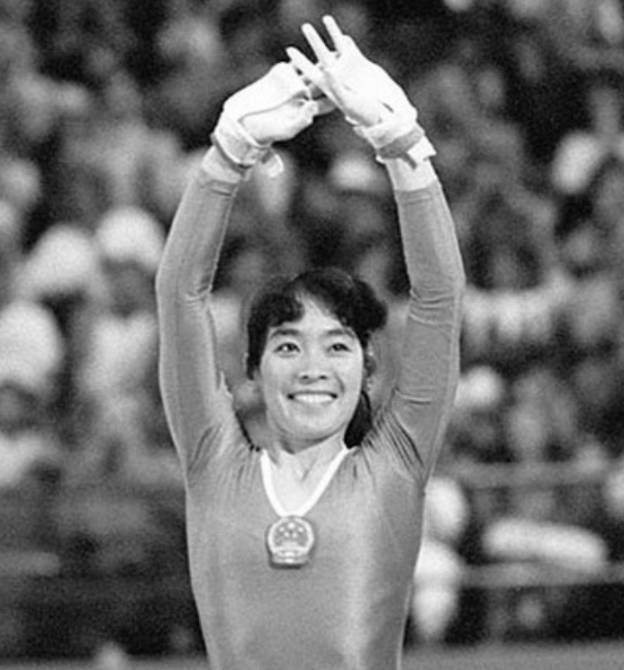 我国第一个奥运会冠军是谁（马燕红：中国首位体操奥运冠军，退役后赴美国，执教时遭白人刁难）-趣拿体育