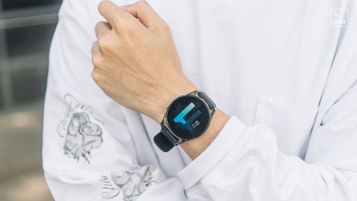 运动手表怎么连接手机(vivo WATCH 2 图赏：1299 元自带 eSIM，低入手门槛的新手表)