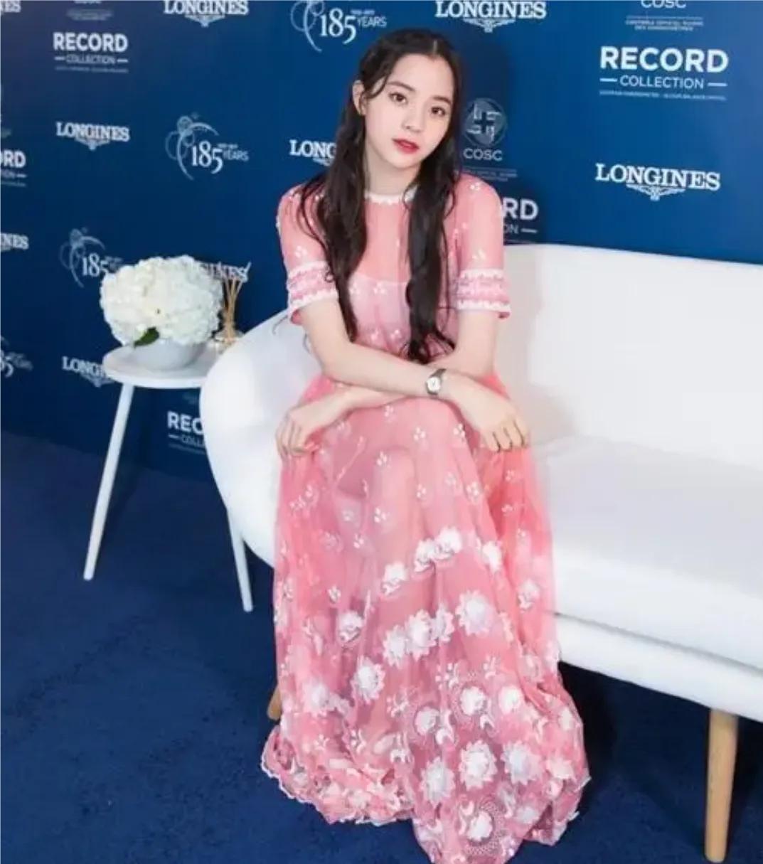 欧阳娜娜真会穿，粉色蕾丝长裙，清纯甜美尽显少女感