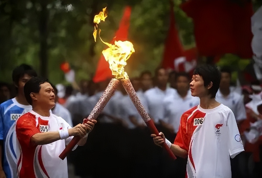 奥林匹克五环颜色从左到右(奥运五环和圣火代表什么？)