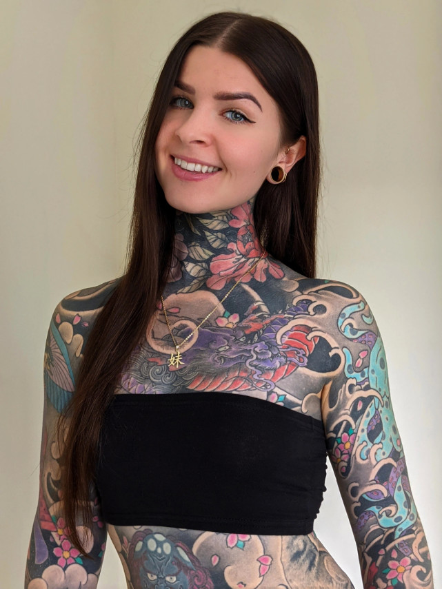 天使纹身图案女后背(英国女模花费17万，打造全身彩绘刺青，自称被男士喜爱求婚者众多)