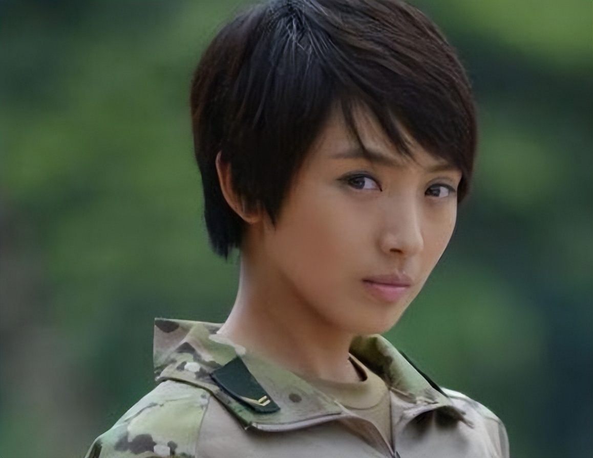 叶寸心是一位家境优越,不折不扣的高智商,高学历富二代,生长在一个只