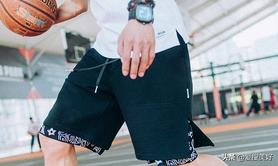 淘宝比较潮的男装店（适合大学生们的男装品牌店推荐17家，好的衣服就是这样子的）