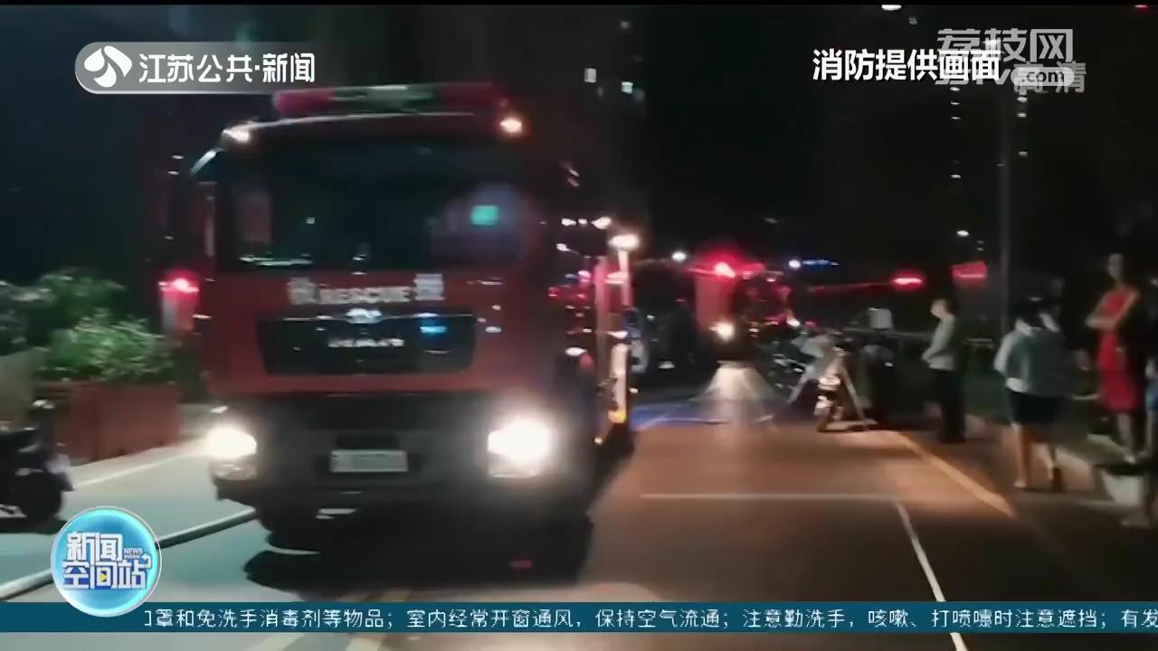 连云港高层建筑电缆井起火 消防出动安全疏散30人