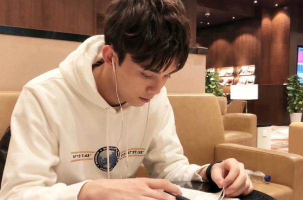 2021艺考新晋男神，行走的招生简章，网友看后却有不同想法