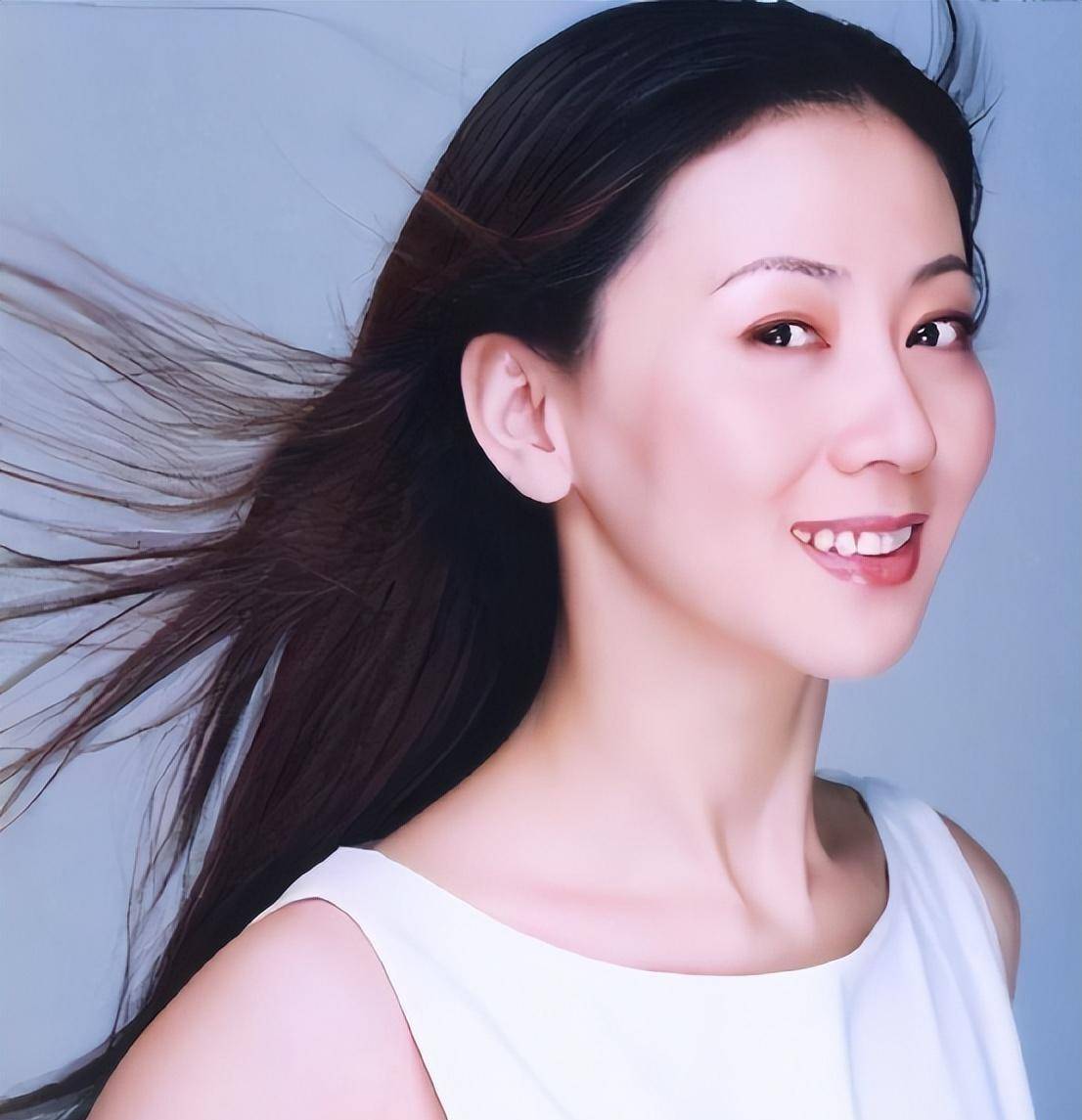 漂亮美姨人身艺术(汤加丽,为了成名她付出了很多代价,一脱成名的背后