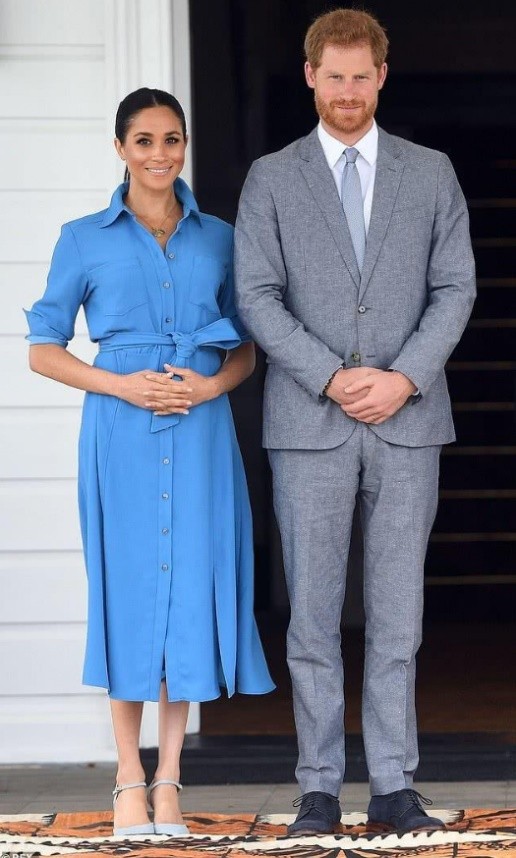 蓝裙子(2016年，梅根与哈里第一次约会，凭借一条蓝裙子瞬间勾走王子的心)