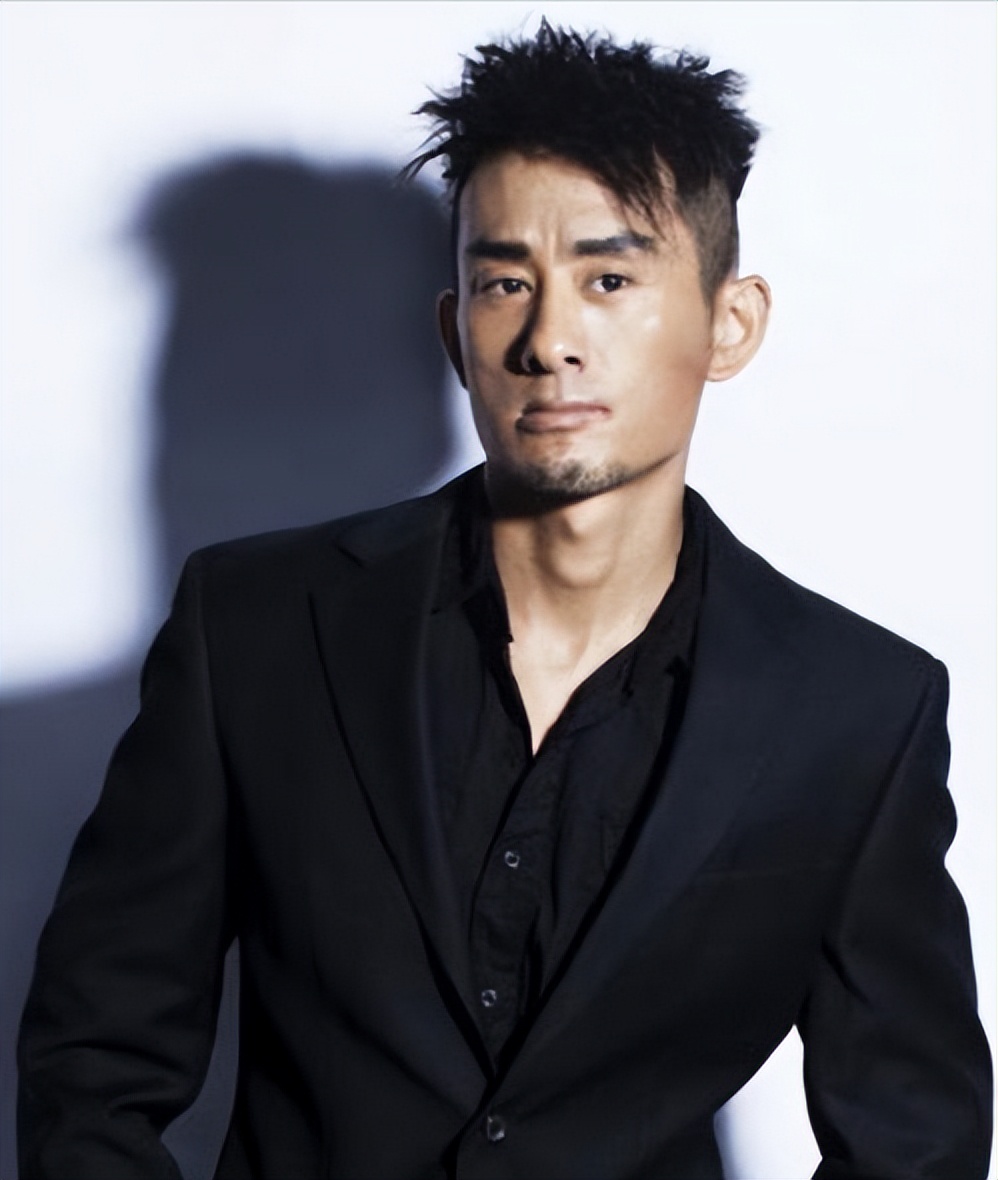 事实证明,靠着"装疯卖傻"的歌手阿宝,如今已活成了一个笑话