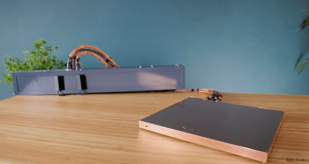 大神自制索尼 PS5 Slim 游戏机：闪亮铜制外壳，仅 2 厘米厚