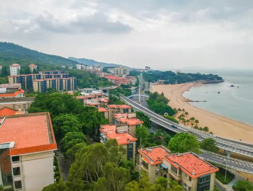 厦大因低级错误登上热搜，祝福“秒变”讽刺，毕业生：我真的会谢