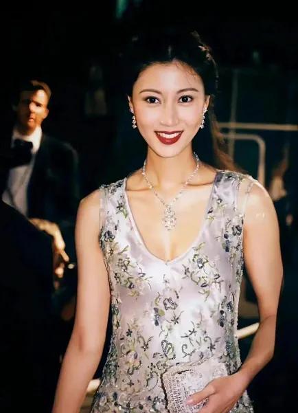 他可以成为历史最强("不可一世"的李嘉欣,是怎么成为"史上最强小三"的