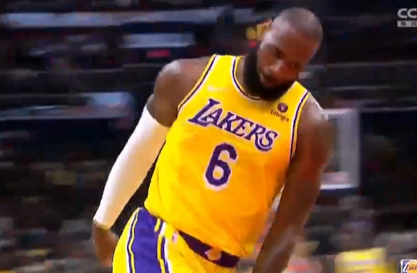 NBA詹姆斯庆祝(NBA史诗瞬间！詹皇大爆发滑翔庆祝，独占历史第二，客场沸腾欢呼)