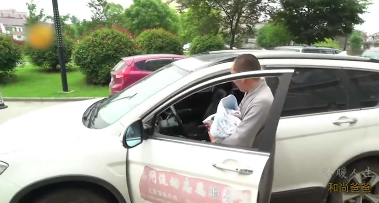 200个孩子喊这个和尚“爸爸”，是咋回事？感动数万人的纪录片