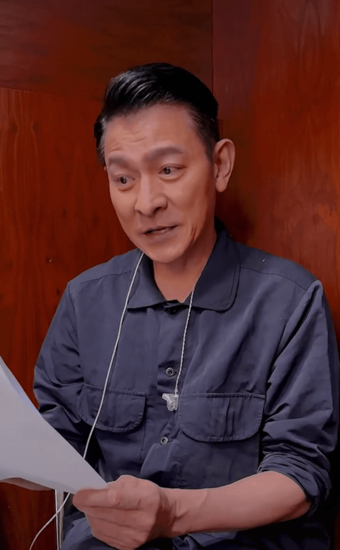 偶像迟暮！61岁刘德华素颜出镜唱歌，皱纹和白头发都很明显