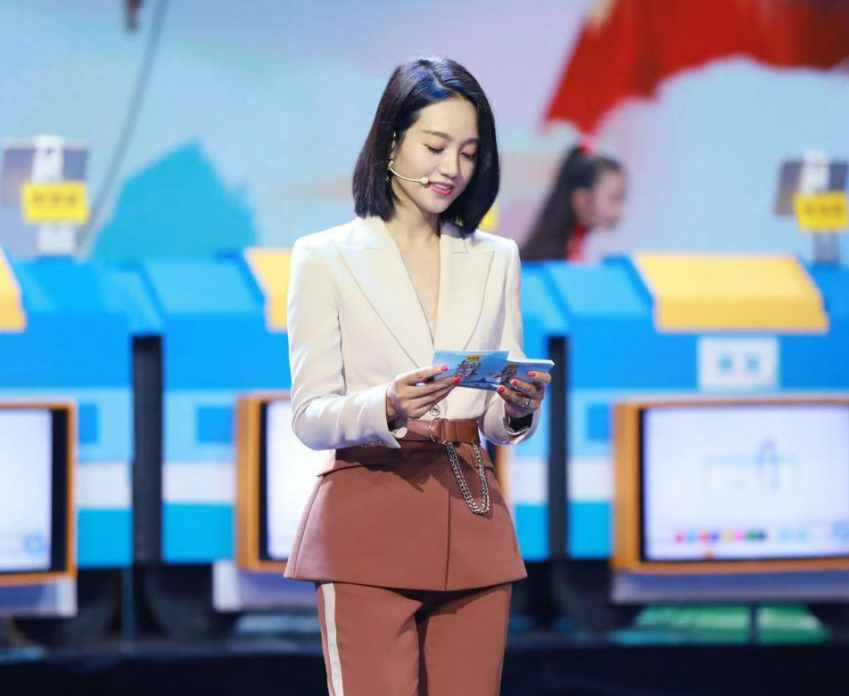 朱丹却不以为常,甚至在叫名字的时候,直接把古力娜扎叫成了迪丽热妈