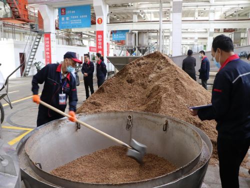 陕西西凤酒集团：传承匠心 生产线上赛技能