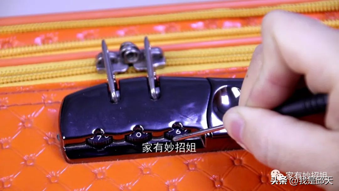 行李箱密码忘了怎么办（行李箱忘记密码了？教你一个方法，轻松帮你找回密码）