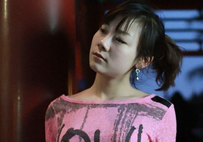 90后人大才女，不顾批评做裸模，衣不蔽体接受采访，今回归家庭