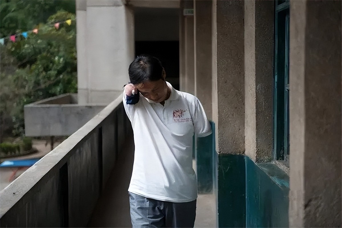 乡村无臂老师江声发：代课18年无法转正，肢体残疾不应该是障碍