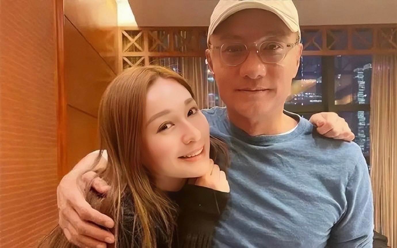 其中令她印象最深刻的,就是当时她和林俊贤在卧室里商量这个事,两人