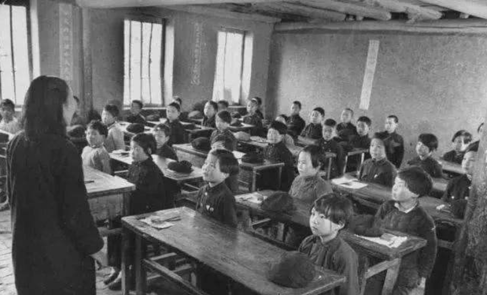 1982年，内蒙女教师花20元给学生买鞋，25年后，学生送房报答恩师