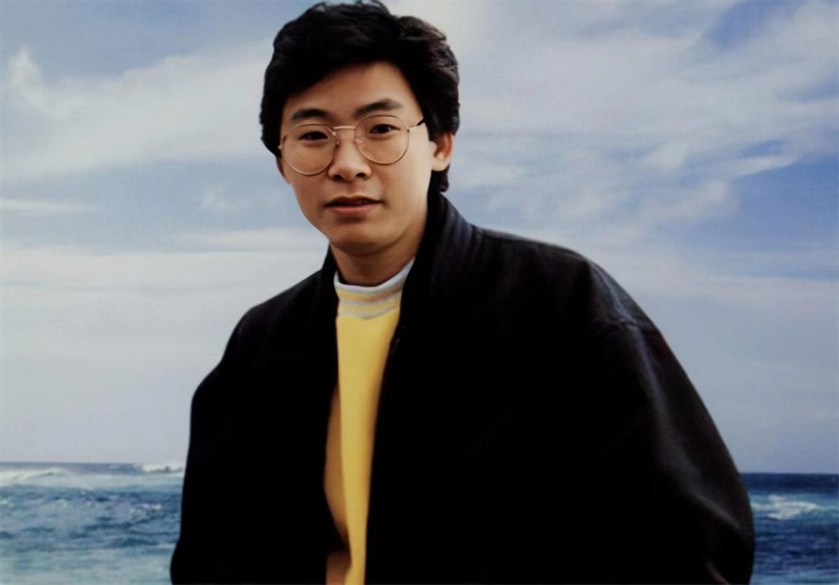 28岁爆红后被打压,卖掉车房义演的"爱国歌手"张明敏,你知道吗